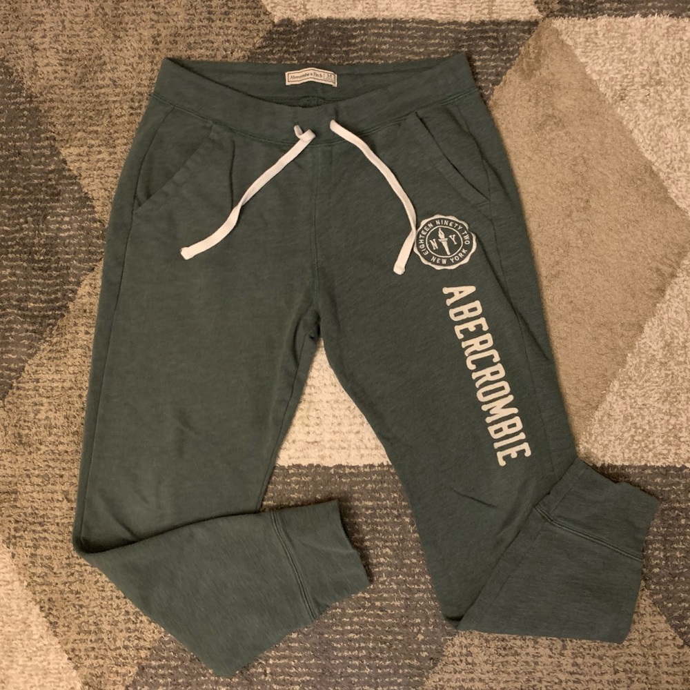 🔥Women’s Abercrombie & Fitch Green Graphic Logo Easy Fit Sweatpants (Size M)🔥